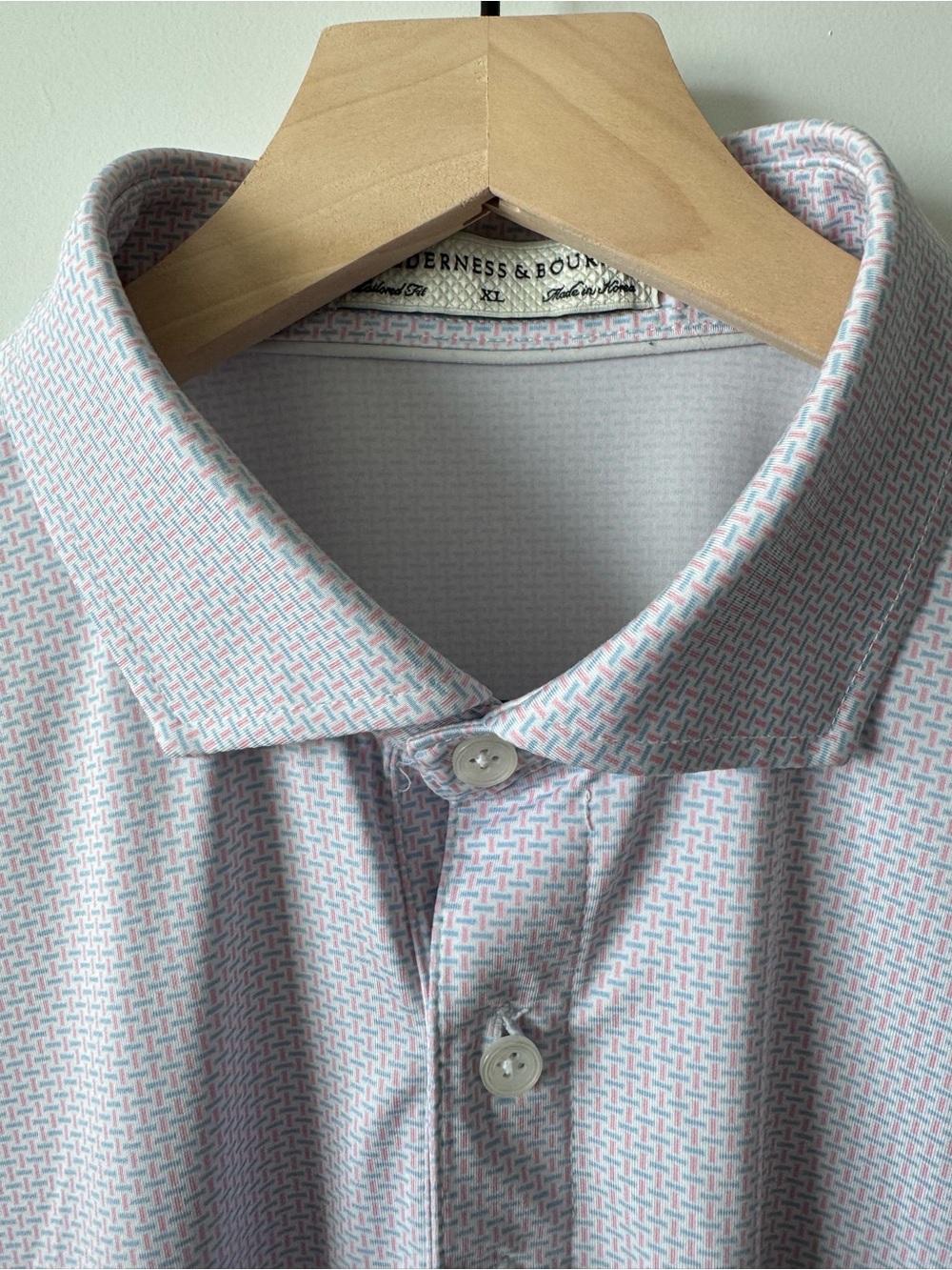 Holderness & Bourne XL Tailored Fit Golf Polo Urn Logo